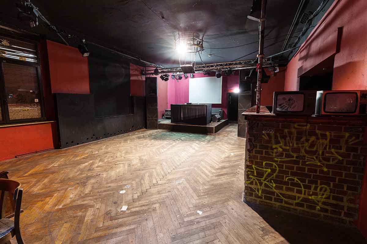St. Etienne - Kleiner Saal des AJZ - Ansicht vom Eingangsbereich